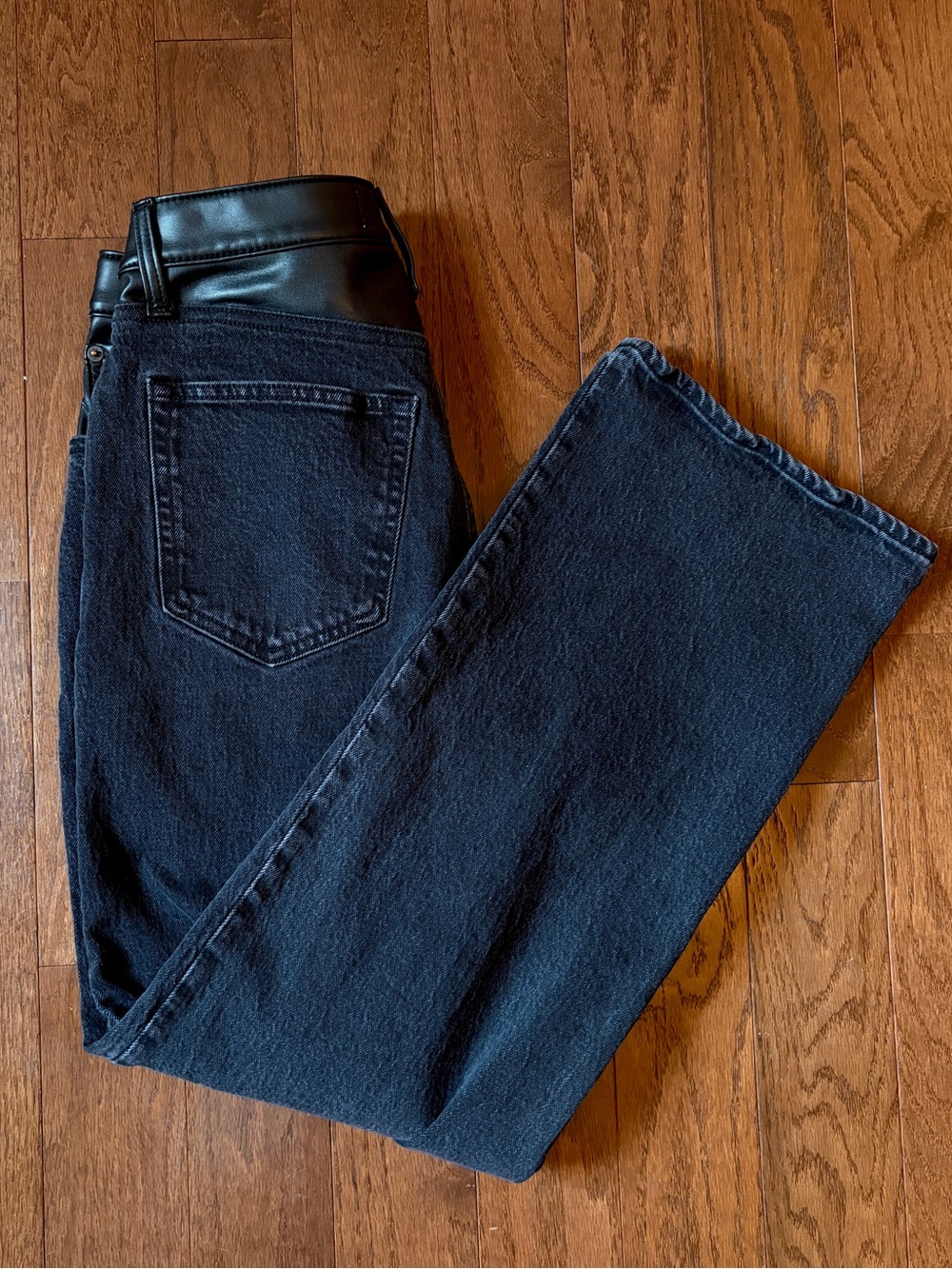 Abercrombie Curve Love 90s High Rise Relaxed Jean - black with leather trim